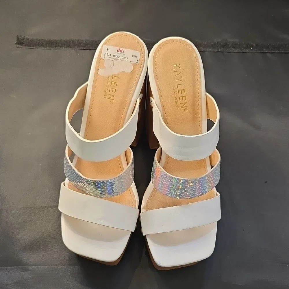 BRAND NEW KAYLEEN BY LOS ANGELES THREE STRAPS  BLOCK -HEEL SQUARE TOE SANDAL